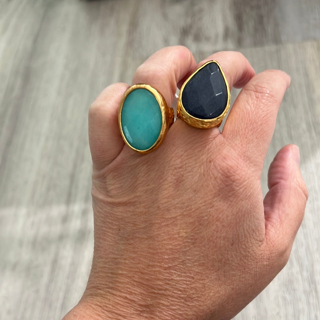 Cocktail pounded gold ring