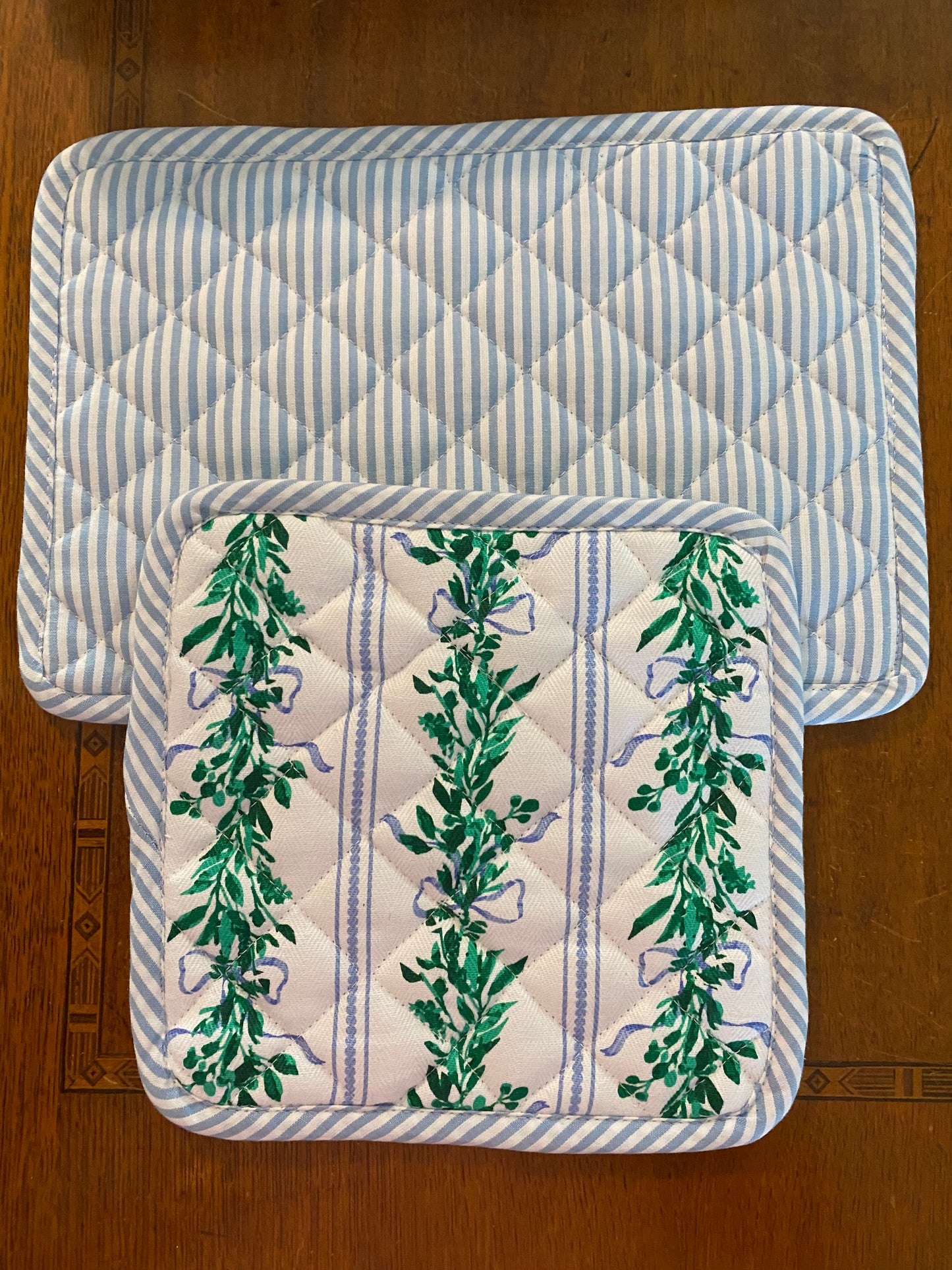 Reversible Stripe/ Lattice Pot Holder Set
