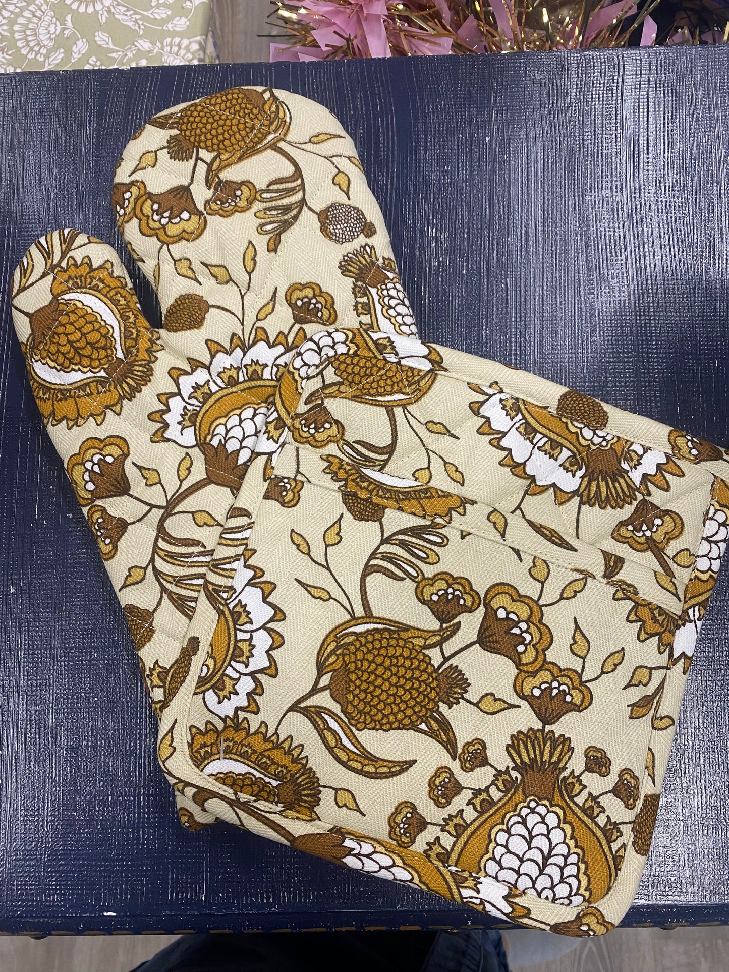 Neutral Flower Pot Holder/Oven Mitt Combo & Dishtowel