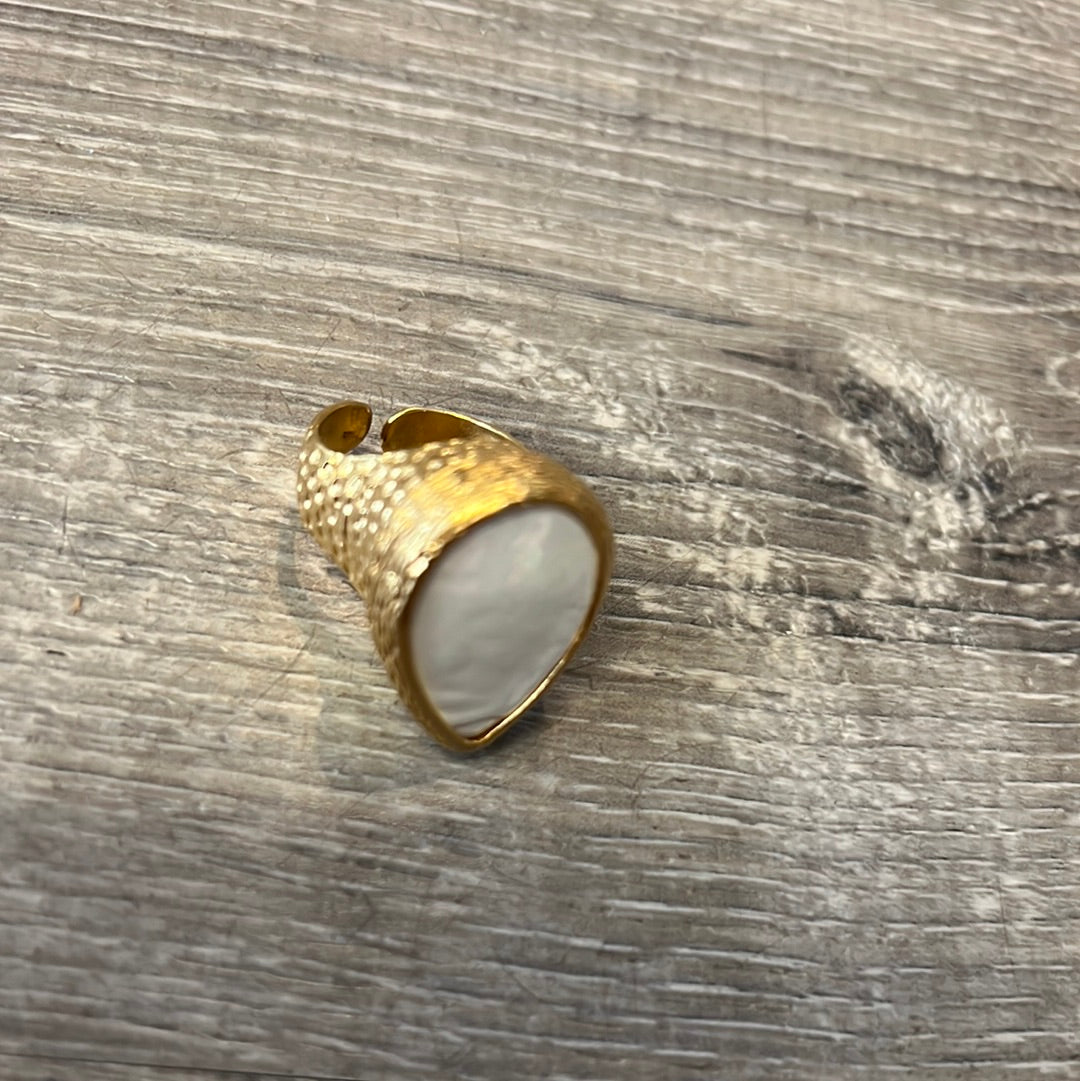 Cocktail pounded gold ring