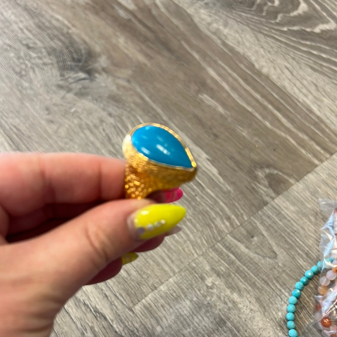 Cocktail pounded gold ring