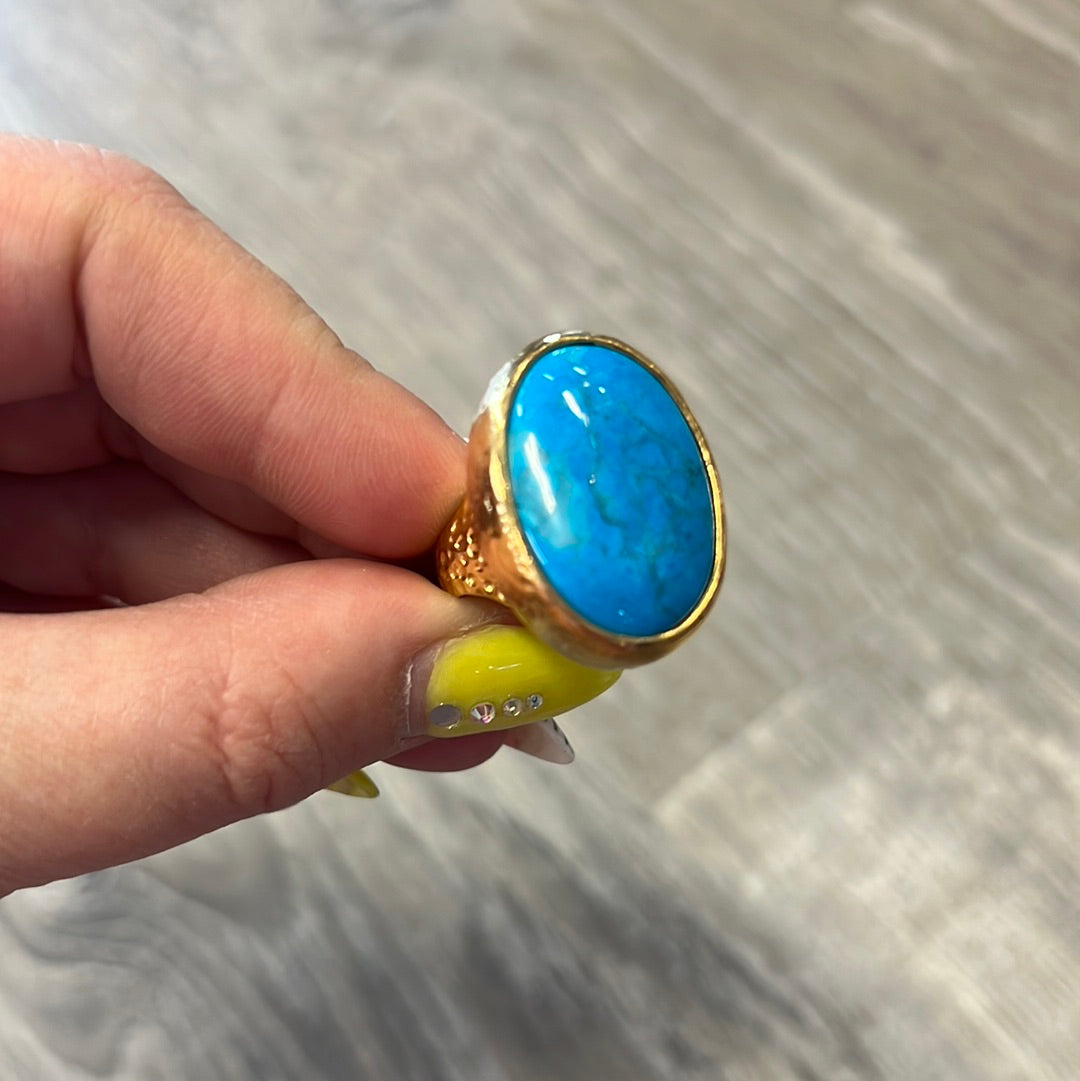 Cocktail pounded gold ring