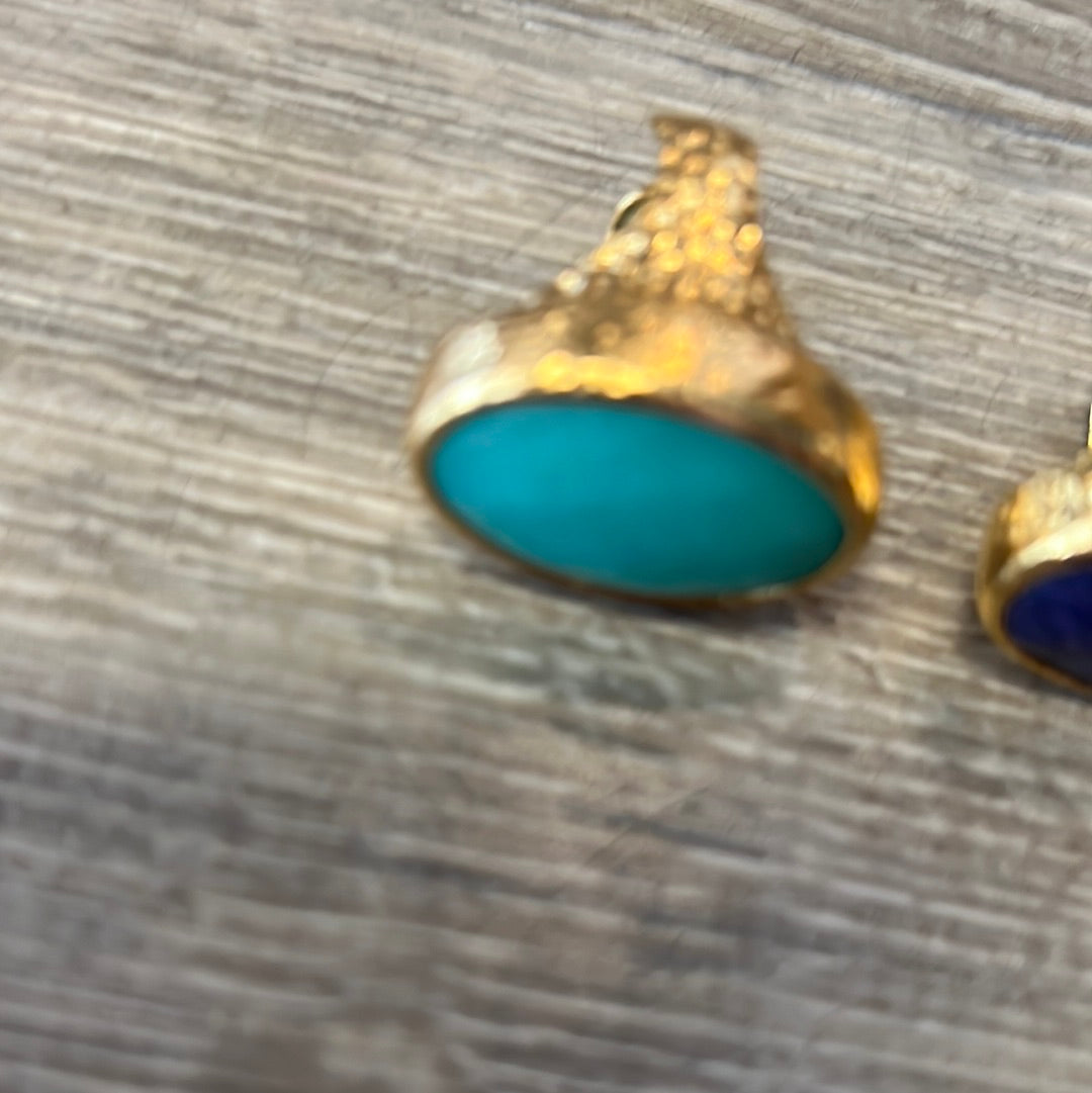 Cocktail pounded gold ring