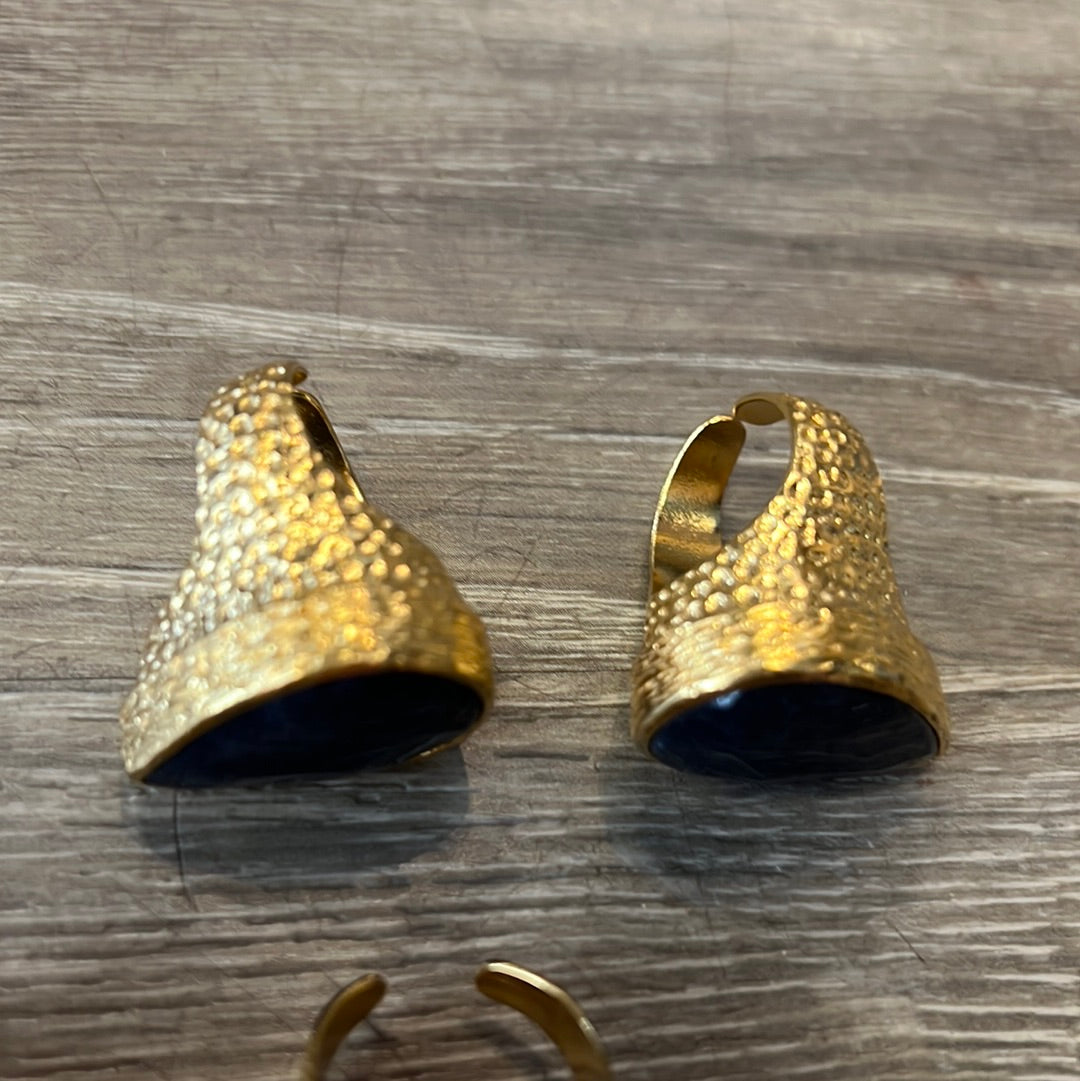 Cocktail pounded gold ring